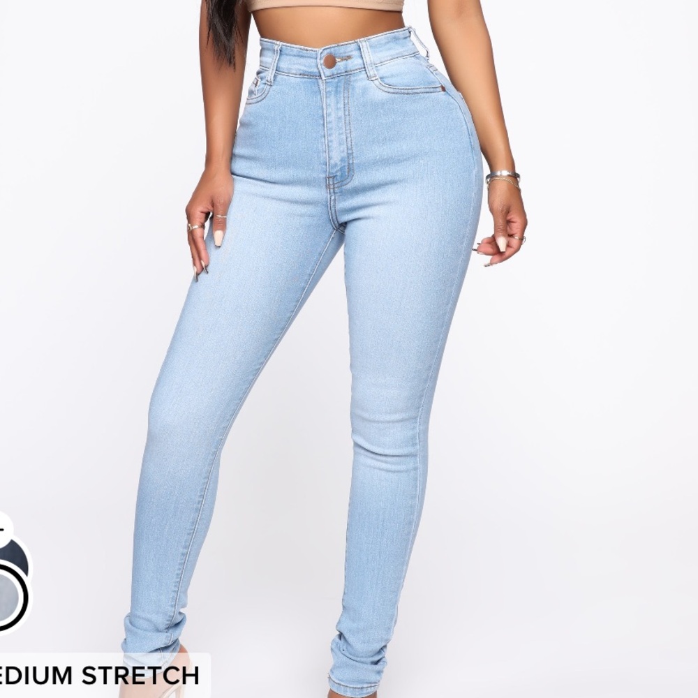 Fashion Nova High Rise Jeans in Classic Blue